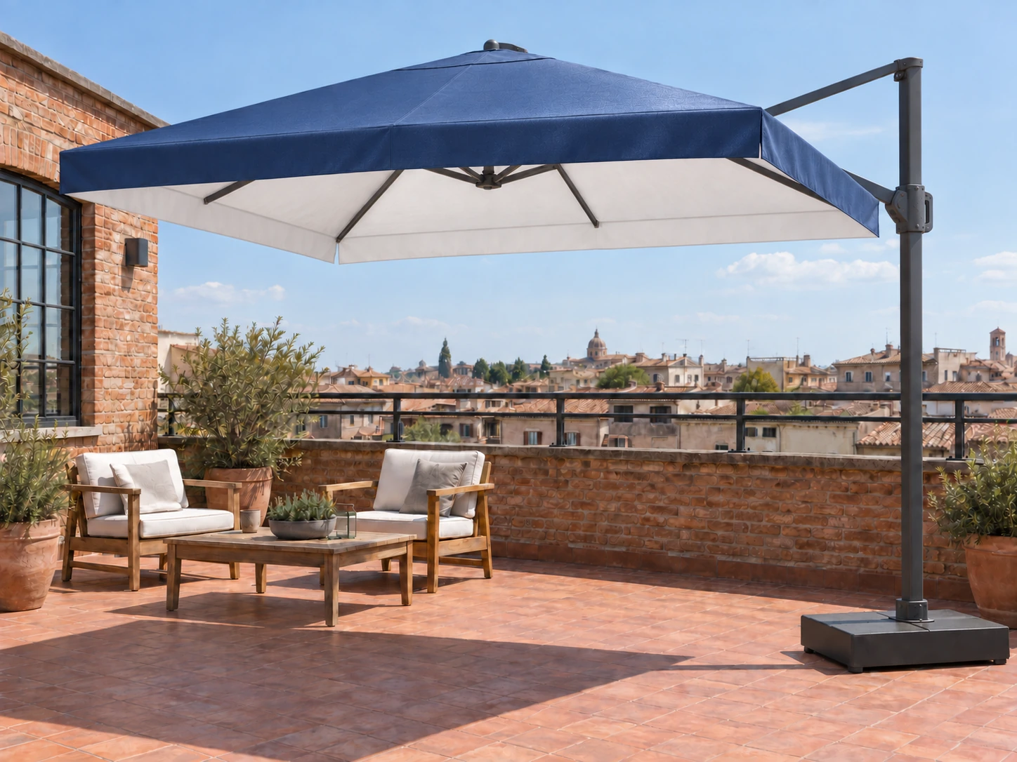Après : même parasol déporté avec une toile bleue neuve au léger reflet satiné, tabliers bleus à l’extérieur et blancs à l’intérieur
