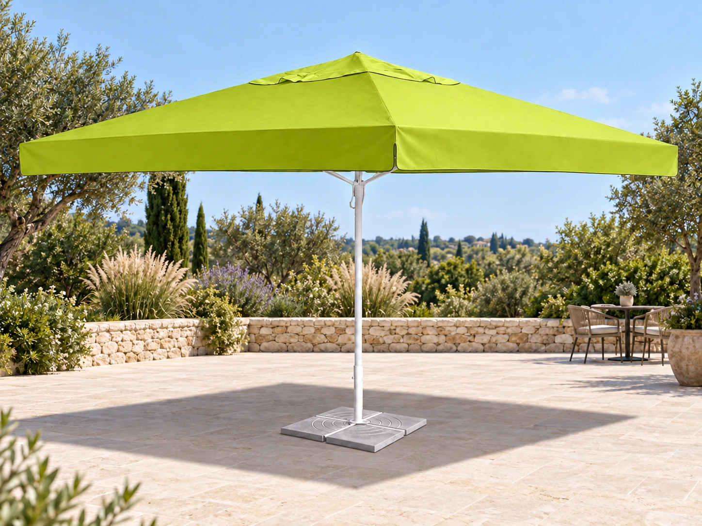 Parasol DIANA carré de 4 × 4 mètres, toile citron-vert, sur une terrasse en pierre