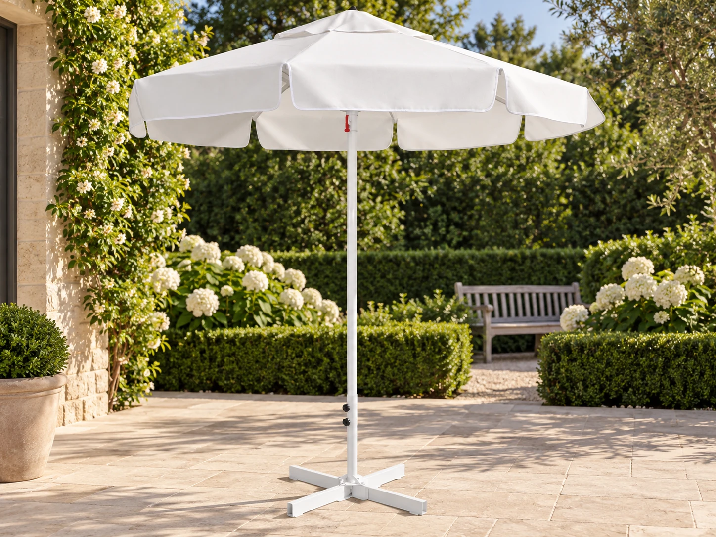 Parasol GEORGI rond de 2 mètres, toile blanche, sur une terrasse de jardin