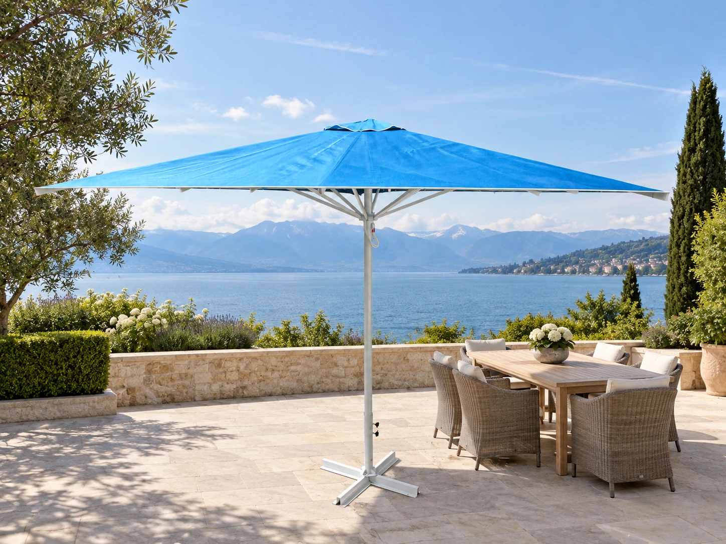 Parasol ADELINA carré de 3 × 3 mètres, toile bleue, au bord du lac