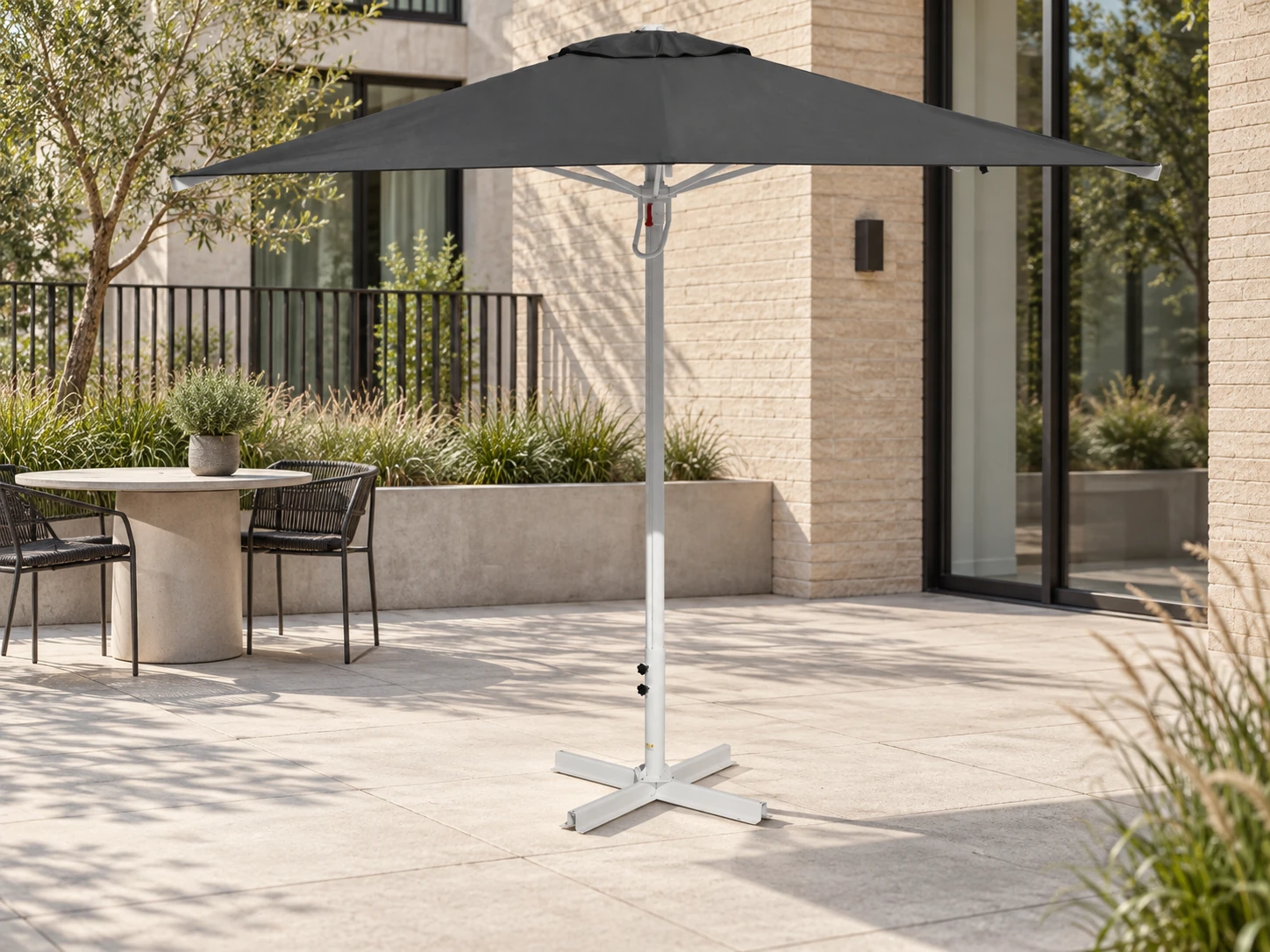 Parasol MILA carré de 2,5 × 2,5 mètres, toile anthracite, sur une terrasse contemporaine