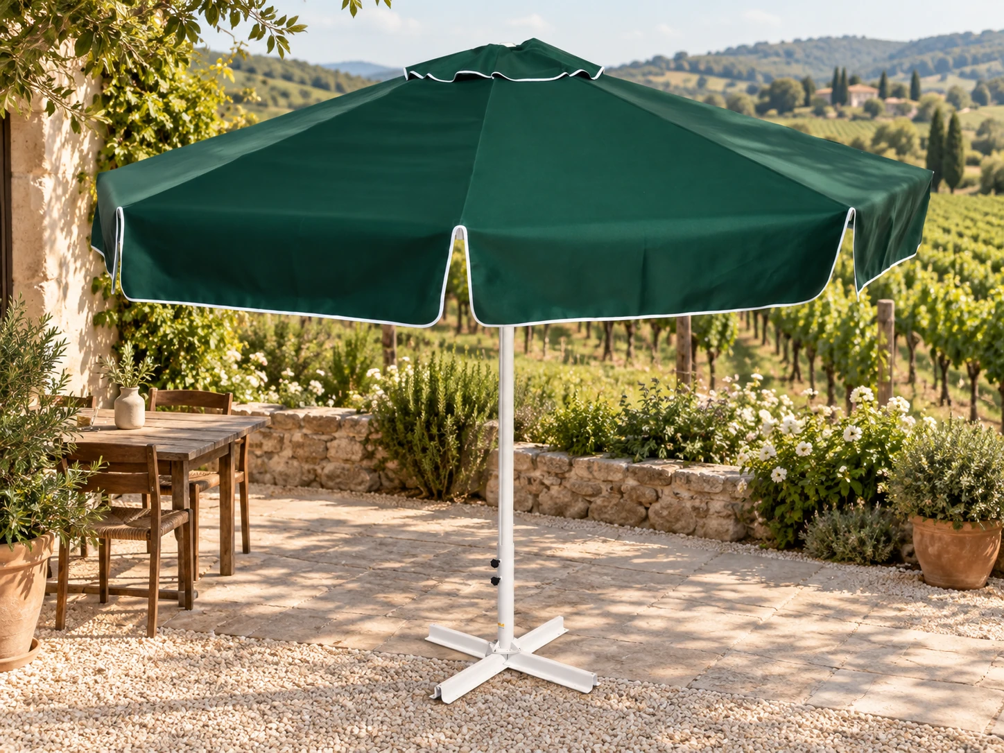 Parasol NIKI rond de 3 mètres, toile verte, sur une terrasse de restaurant